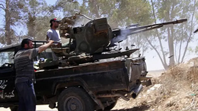 Pasukan pemberontak Libia dengan senjata berat 