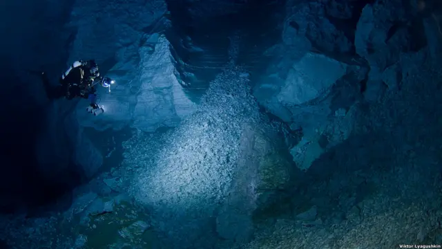 Водолаз смотрит на камни