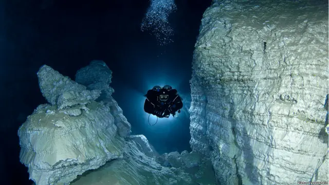 Водолаз под водой