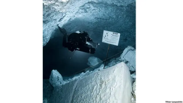 Водолаз перед надписью "стоп"