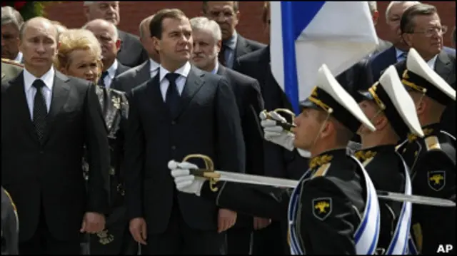 Дмітрій Мєдвєдєв і Владімір Путін обіцяли підняти престиж армії кращою зарплатнею.