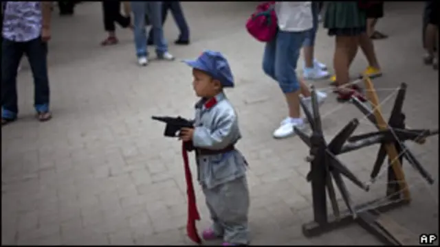 Trẻ em mặc đồ Giải phóng quân TQ