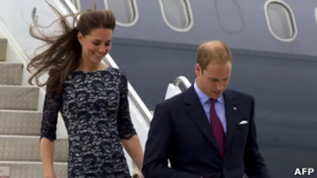 Уильям и Кейт спускаются по трапу