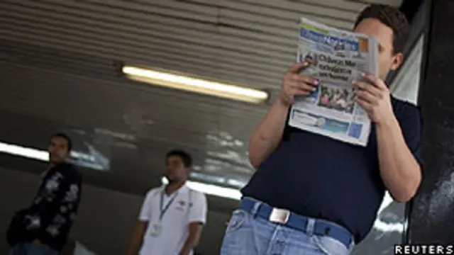 Venezuelano lê jornal
