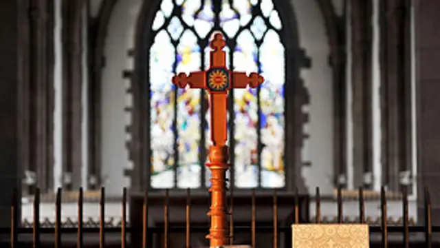 Крест в соборе Петра и Павла в Шеффилде