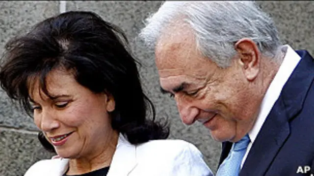 斯特劳斯—卡恩与太太获解除软禁令后步出法庭