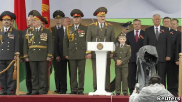 Лукашенко на трибуне с сыном Колей