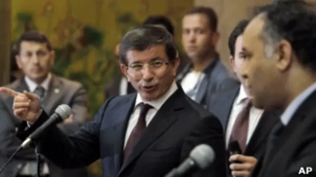 Министр иностранных дел Турции Ахмет Давутоглу на пресс-конференции в Бенгази