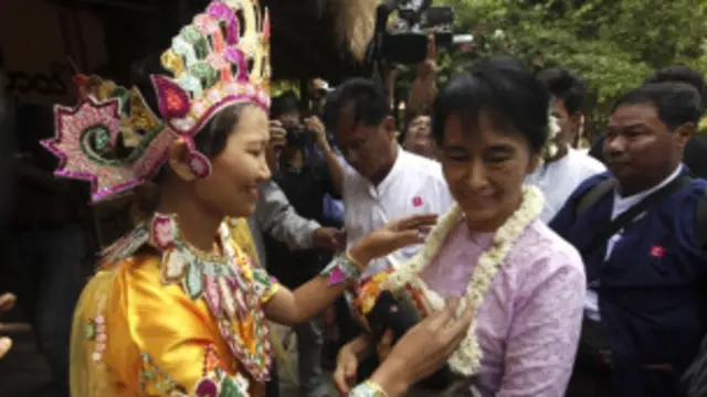 Aung San Suu Kyi telah menjalani tahanan rumah selama hampir 15 tahun.