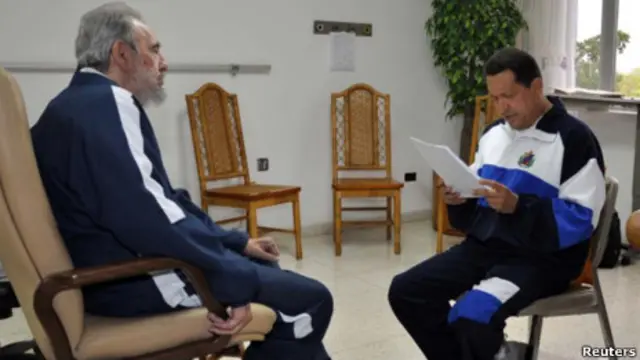 Fidel Castro (kiri) looking dan Hugo Chavez di Havana, Kuba