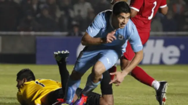 Kehadiran Luis Suarez bakal menggetarkan para bek Argentina. 