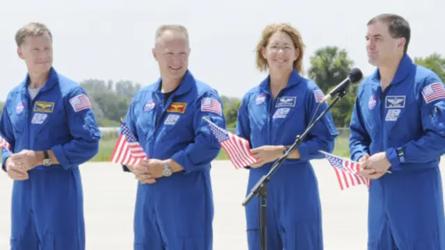 Awak pesawat ulang-alik Atlantis dalam misi terakhir 
