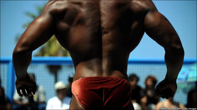 Чоловіки теж не проти покрасуватися у спокусливих бікіні.