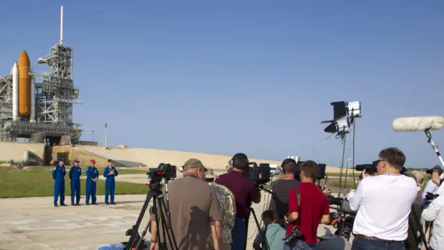 Tim pesawat ulang alik Atlantis menghadapi wartawan.