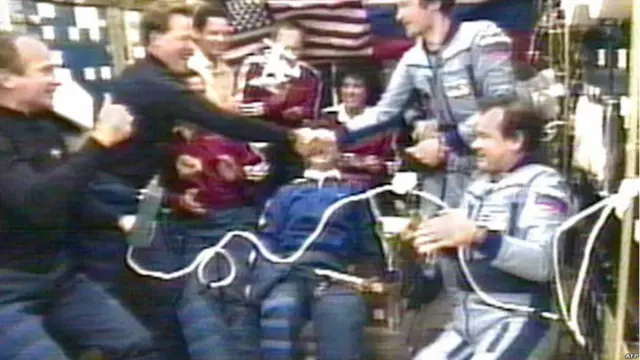 Kru pesawat ulang alik Atlantis bertemu rekan mereka dari Rusia di ISS