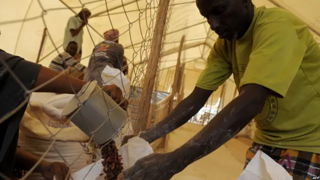 Pengungsi asal Somalia menerima jatah pangan di Dadaab, Kenya.
