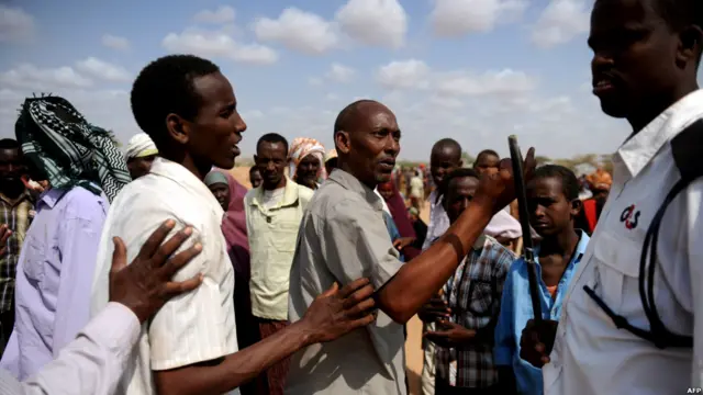 Sekelompok pengungsi mengeluh kepada penjaga di kam pengugsi Dadaab di Kenya.