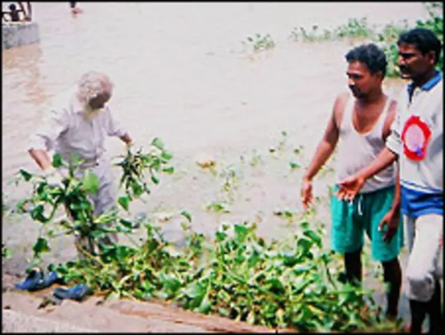हाथों में तसले-फावड़े लिए गुड्डू बाबा घाटों पर जाते हैं और सफाई का काम शुरु कर देते हैं. 