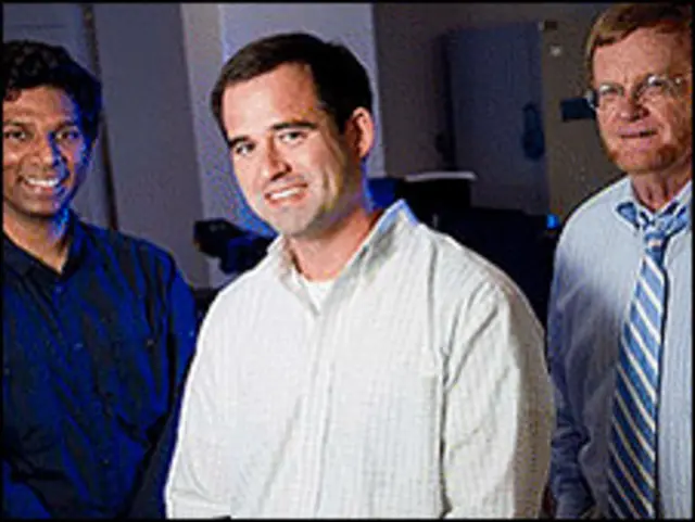 बीच में डॉ जेसन लॉकलिन