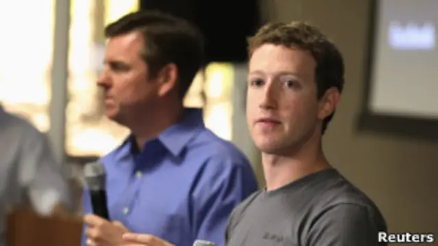 Тони Бейтс и Марк Цукерберг на пресс-конференции
