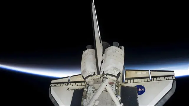 اپنے آحری سفر سے قبل مختلف شٹلز نے 537,114,016 میل کا سفر مکمل کیا ہے۔ زمین کے گرد 20,952 چکر کاٹے ہیں اور 1320 روز، ایک گھنٹہ، 32 منٹ اور 44 سیکنڈ خلا میں گزارے۔