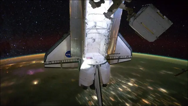 شٹل انڈیور بین الاقوامی خلائی سٹیشن میں۔ مختلف شٹلز 36 بار بین الاقوامی خلائی سٹیشن پر گئیں۔