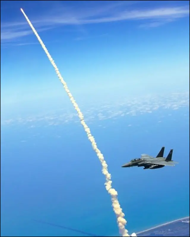 اس شٹل کی پرواز کے دوران ایف 15 نگرانی پر ہوتا ہے۔ 