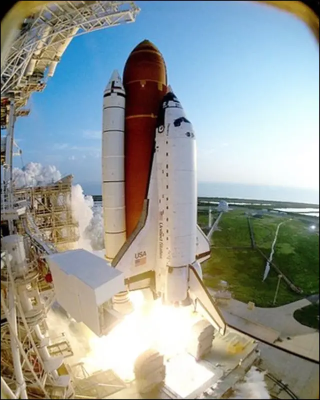 تیسری شٹل ڈسکوری تھی جس نے اپنی پہلی پرواز اگست 1984 میں کی۔ اس شٹل نے 39 مشنز کیے ہیں اور اسی نے خلائی دوربین ہبل کو بھی خلا کے مدار میں پہنچایا۔