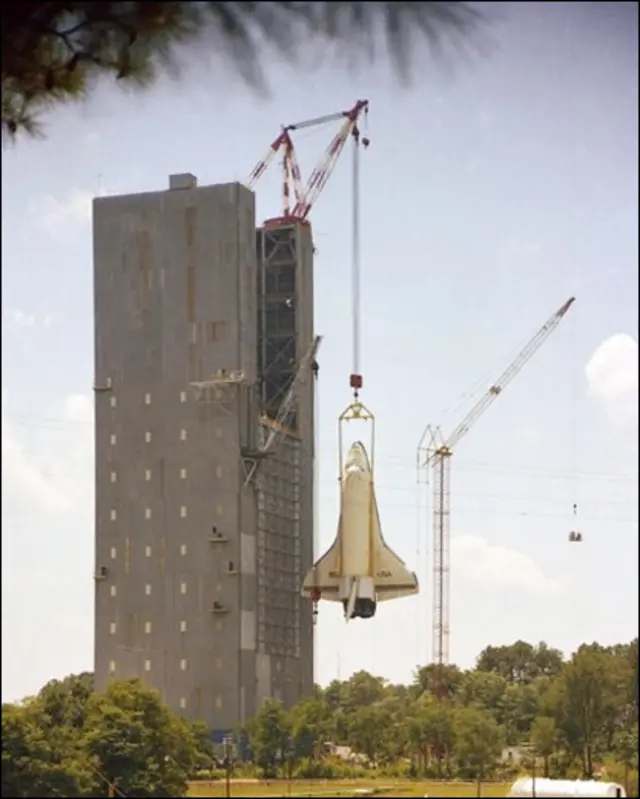 اس شلٹل کی تیاری میں کئی برس لگے۔ اس شٹل کو 115 سے 140 میل بلند مدار میں سفر کرنے کے لیے تیار کیا گیا تھا۔ ناسا کے مطابق اس پروگرام پر 113.7 بلین ڈالر سرف ہوئے۔ 