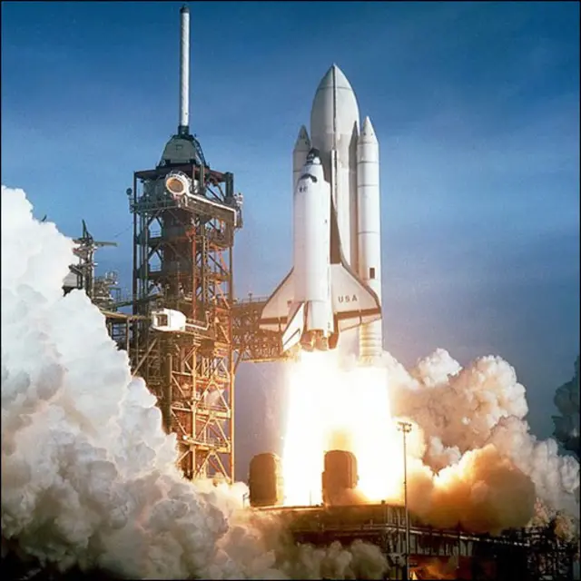 بارہ مئی 1982 کو دنیا بھر نے دیکھا کہ کینیڈی سپیس سینٹر سے کمانڈر جان ینگ اور پائلٹ رابرٹ کرپن نے دنیا کی پہلی دوبارہ استعمال کی جانے والی خلائی شٹل کولمبیا خلائی مدار میں لے کر گئے۔ اس پرواز کے تیس سال بعد ناسا کا سپیس شٹل پروگرام اختتام پذیر ہو رہا ہے۔ 