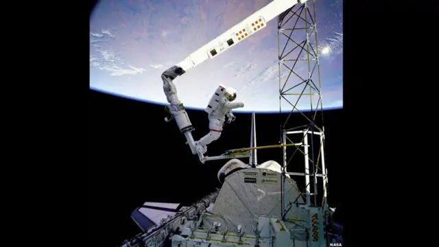 Астронавты "Атлантис" выходят в открытый космос