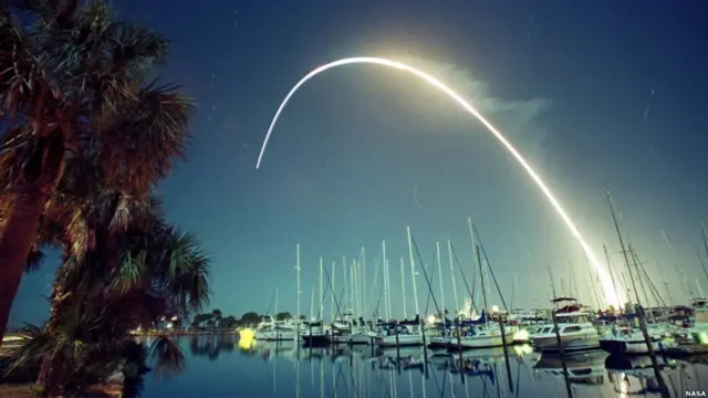 В небе над бухтой с яхтами след от шаттла "Индевор"