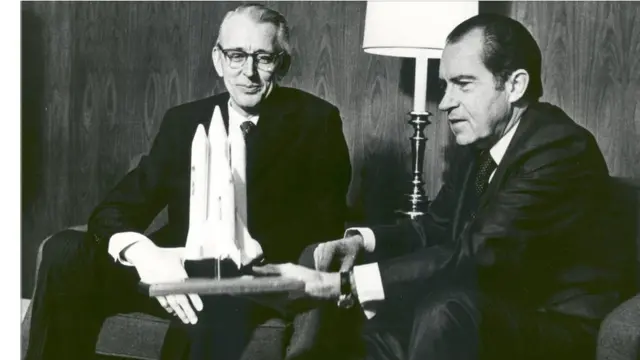 Richard Nixon e James Fletcher (fotos: Nasa)