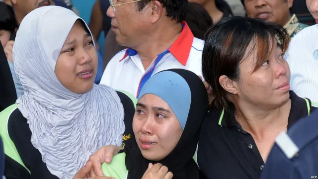 Orang tua murid TK menunggu dalam ketakutan dan kecemasan.