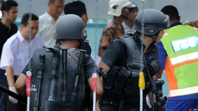 Personel pasukan Gerak Khas tampak mempersiapkan senjata api dan gas air mata.