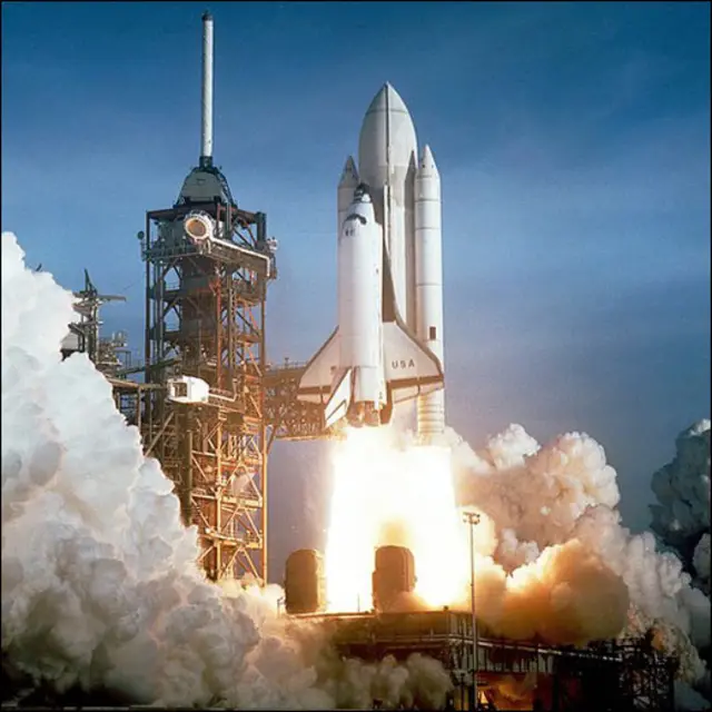 Vào ngày 12/4/1981, toàn thế giới theo dõi khi chỉ huy trưởng John Young và phi công Robert Crippen điều khiển tàu vũ trụ đầu tiên có thể sử dụng lại được, mang tên Columbia, bay vào quỹ đạo từ trung tâm vũ trụ Kennedy. 30 năm sau, chương trình phi thuyền con thoi vũ trụ của Nasa chấm dứt.