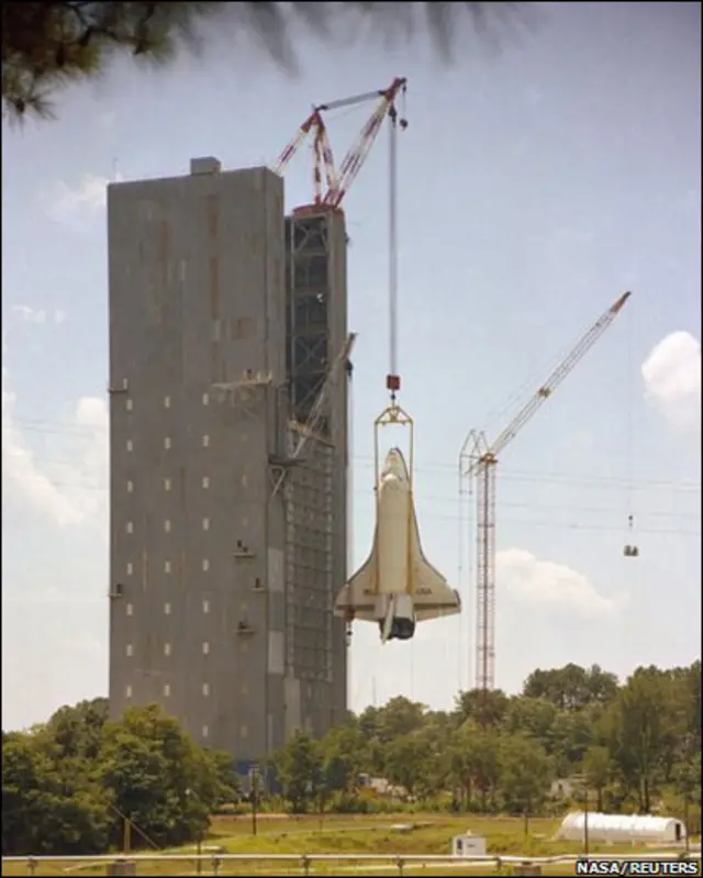 Việc xây dựng phi thuyền mất vài năm. Theo Nasa, chương trình phi thuyền này tốn khoảng 113.7 tỉ USD (không tính lạm phát).