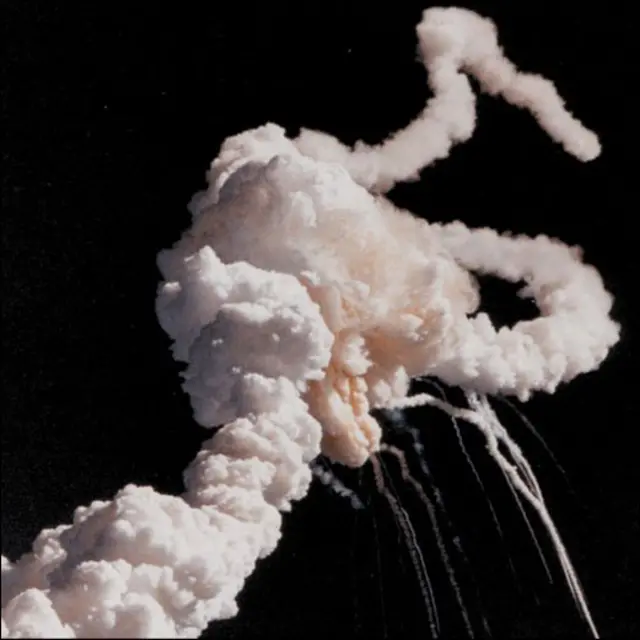 Trong chuyến du hành thứ 10 của Challenger vào năm 1986, một vết gắn trên động cơ phụ trợ bị hỏng, khiến khí gas nóng đốt cháy thùng bên ngoài, làm phi thuyền phát nổ. Toàn bộ 7 phi hành gia trên tàu thiệt mạng.