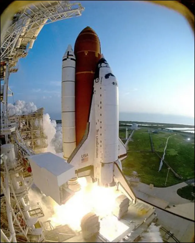 Phi thuyền Discovery là tàu vũ trụ hoạt động đời thứ ba, và có chuyến bay đầu tiên vào tháng 8/1984. Discovery bay nhiều hơn bất cứ loại phi thuyền nào khác, với 39 chuyến du hành và còn triển khai viễn vọng kính Hubble của Nasa.