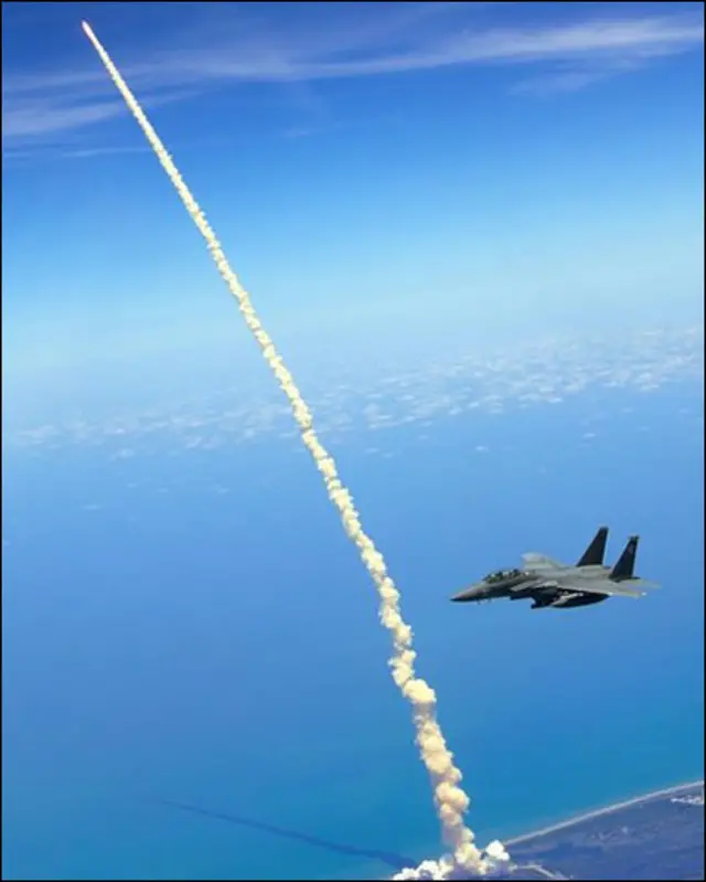 Vào ngày phóng, một chiếc F-15E Strike Eagle tuần tra bầu trời khi phi thuyền Atlantis được phóng đi từ trung tâm vũ trụ Kennedy năm 2010.