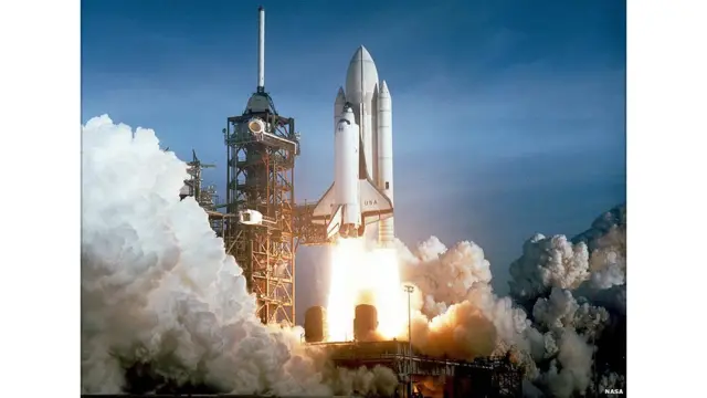 روز ۱۲ آوریل ۱۹۸۱ فرمانده جان یانگ و خلبان رابرت کریپن نخستین سفینه فضایی با قابلیت سفر چندباره به فضا را از مرکز فضایی کندی در آمریکا به مدار هدایت کردند. این شاتل کلمبیا نام داشت. اکنون پس از سی سال،‌ قرار است برنامه انجام ماموریت فضایی با شاتل به پایان برسد. 