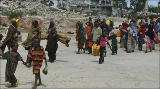 سومالیہ لوگ اپنا گھر چھوڑ کر جاتے ہوئے