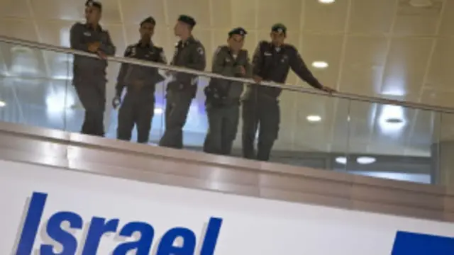 Polisi Israel berjaga di bandara