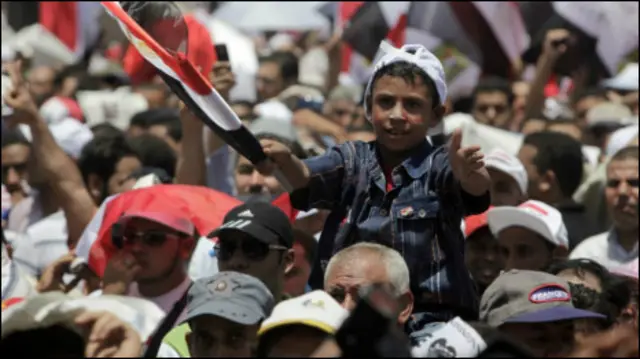 Người biểu tình muốn cha con ông Mubarak cùng các cộng sự cao cấp phải sớm ra tòa.