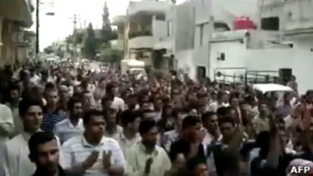 Demonstrasi besar-besaran di berbagai kota menuntut agar Presiden Assad mundur