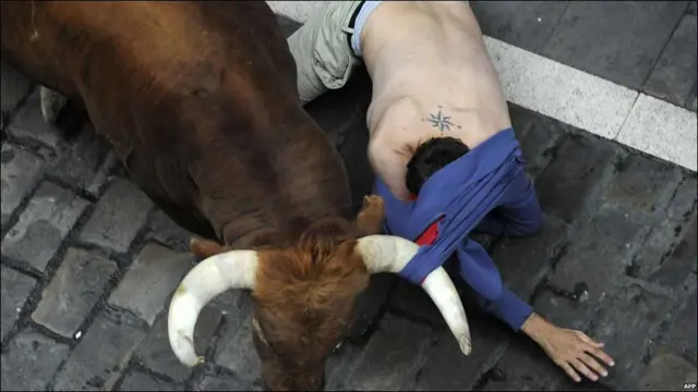 اس دوڑ میں بہت سے لوگ زخمی بھی ہو جاتے ہیں۔