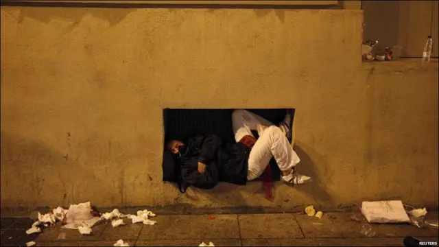 ہزاروں لوگ اس میلا کو دیکھنے کے لیے دنیا بھر سے اس چھوٹے سے قصبے میں آتے ہیں اور بہت سے سڑکوں پر ہی آرام کر لیتے ہیں۔