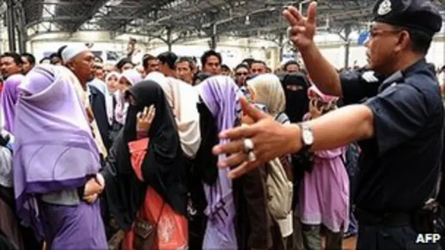 Polisi Malaysia telah menyatakan akan menindak tegas warga yang ikut dalam demonstrasi terlarang