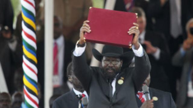 Президент Южного Судана Салва Киир показывает экземпляр только что подписанной конституции