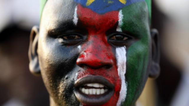 Мужчина, раскрасивший лицо в цвета флага Южного Судана